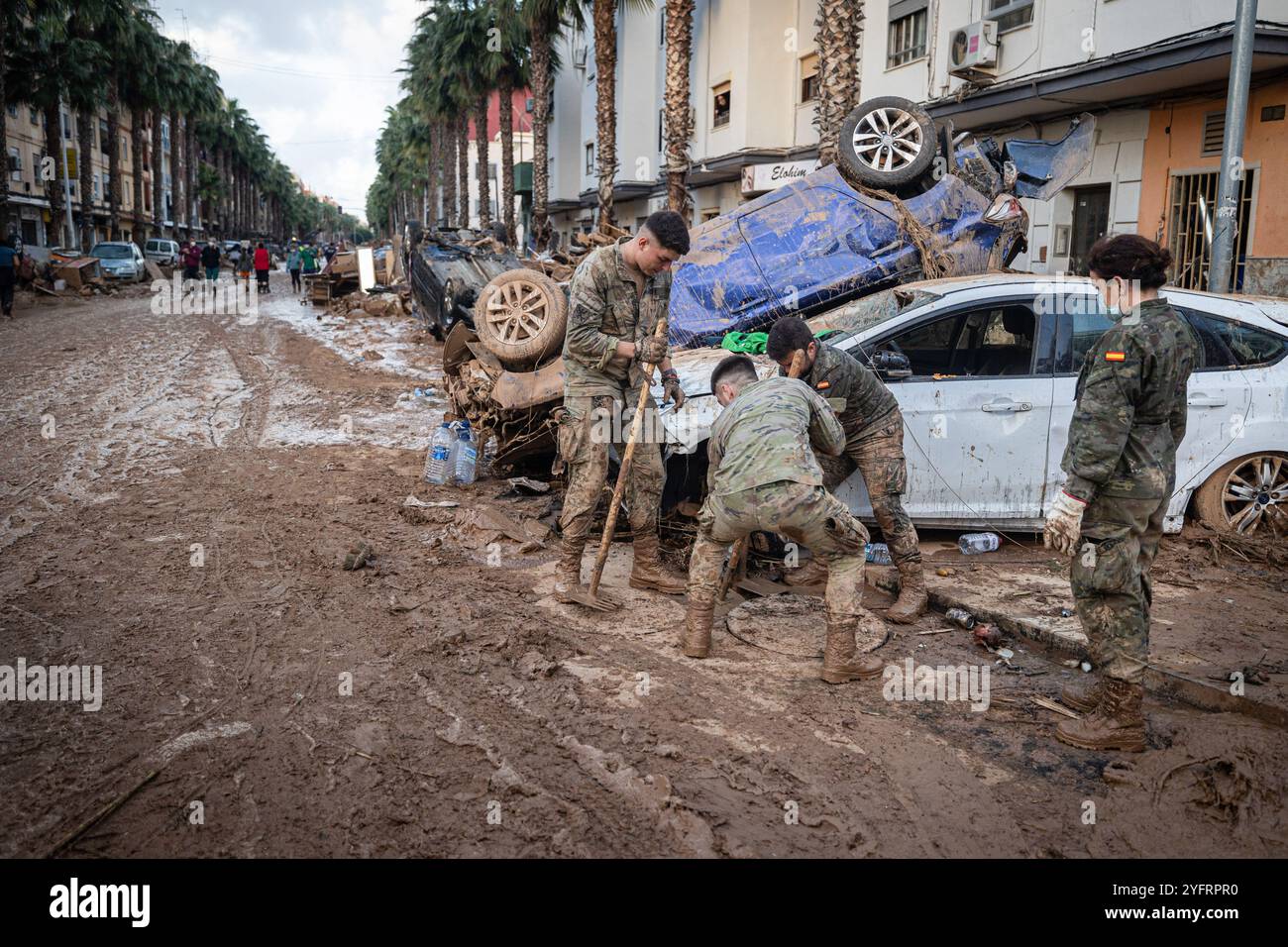 Valencia, Spagna. 2 novembre 2024. Un'unità militare sta aprendo un tombino di drenaggio. Un recente evento DANA (depressione isolata ad alti livelli) ha causato gravi inondazioni in diverse aree di Valencia, Spagna. Le piogge torrenziali hanno sopraffatto i sistemi di drenaggio locali, inondando strade, case e aziende, e interrompendo i trasporti. Le località colpite hanno subito ingenti danni alla proprietà, costringendo le evacuazioni e richiedendo una risposta di emergenza. Questi fenomeni meteorologici estremi, legati al fenomeno DANA, evidenziano la vulnerabilità della regione agli episodi di pioggia intensa e sottolineano la necessità di impr Foto Stock