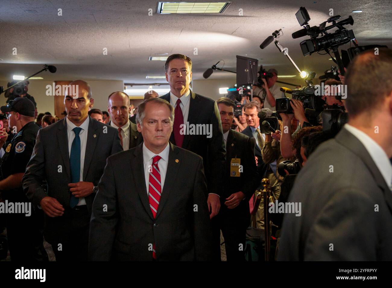 Ex direttore dell'FBI James Comey testimonia davanti al Senato degli Stati Uniti Comitato di Intelligence come parte dei comitati di indagine su cosa coinvolgimento Ruissia aveva nella elezione di Donald Trump come presidente degli Stati Uniti. Foto Stock