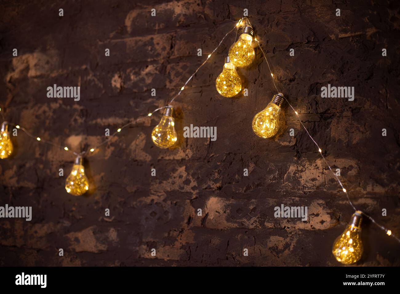 le ghirlande natalizie illuminano le pareti. Illuminazione moderna. il semaforo giallo della garland. Natale, confezione regalo, albero di Natale, buon Natale, Navidad Foto Stock