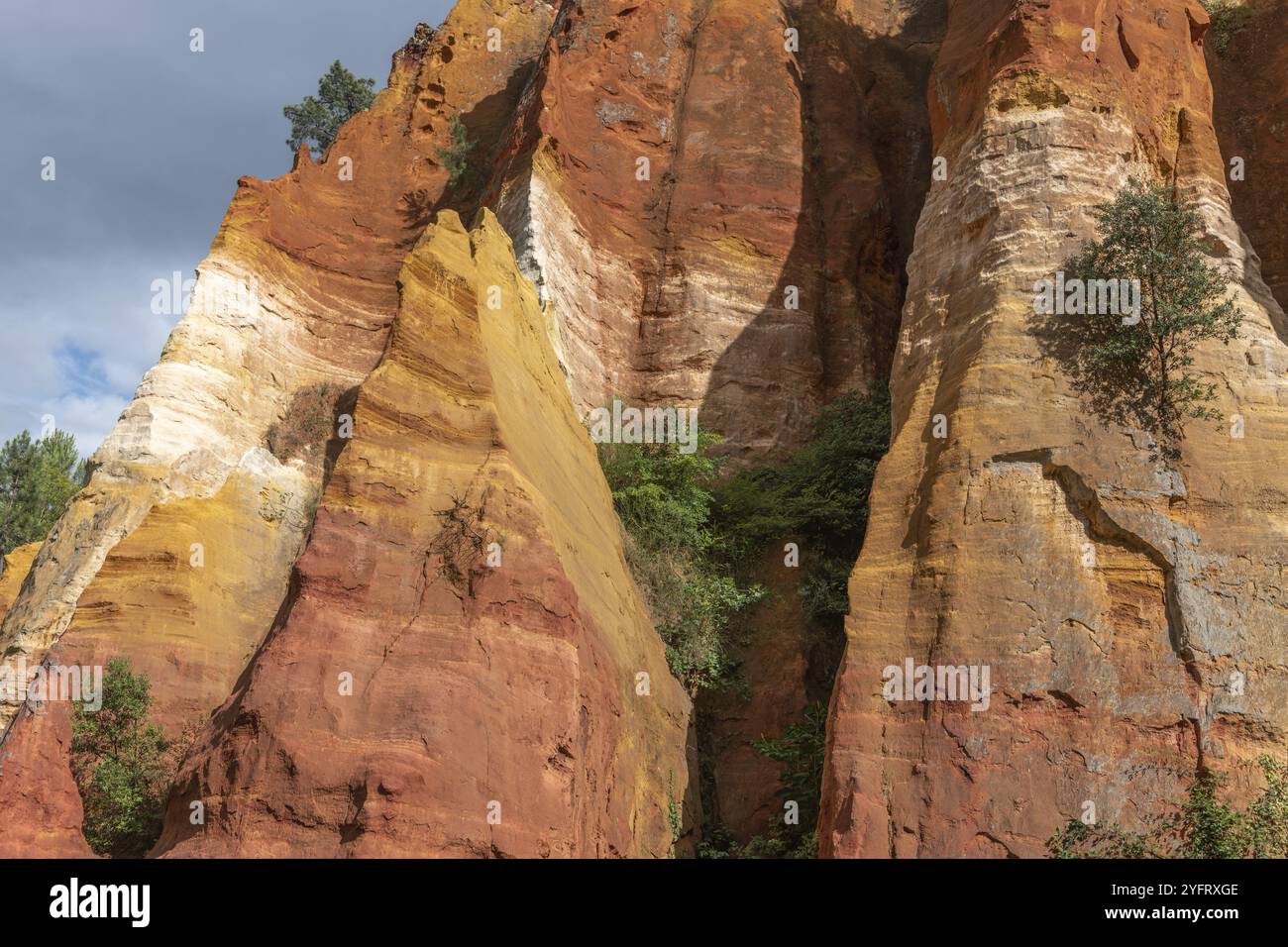 Luberon ocra vicino al villaggio di Roussillon. Meraviglia geologica in Provenza Foto Stock
