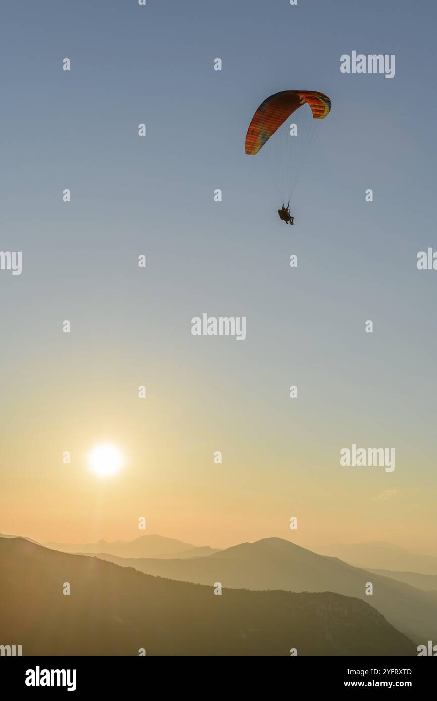 Volo in parapendio sopra le montagne. Drome, Francia, Europa Foto Stock