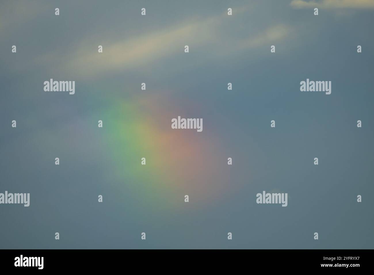 Alone arcobaleno, rosso, arancione, giallo, verde, blu, indaco, viola. Francia Foto Stock