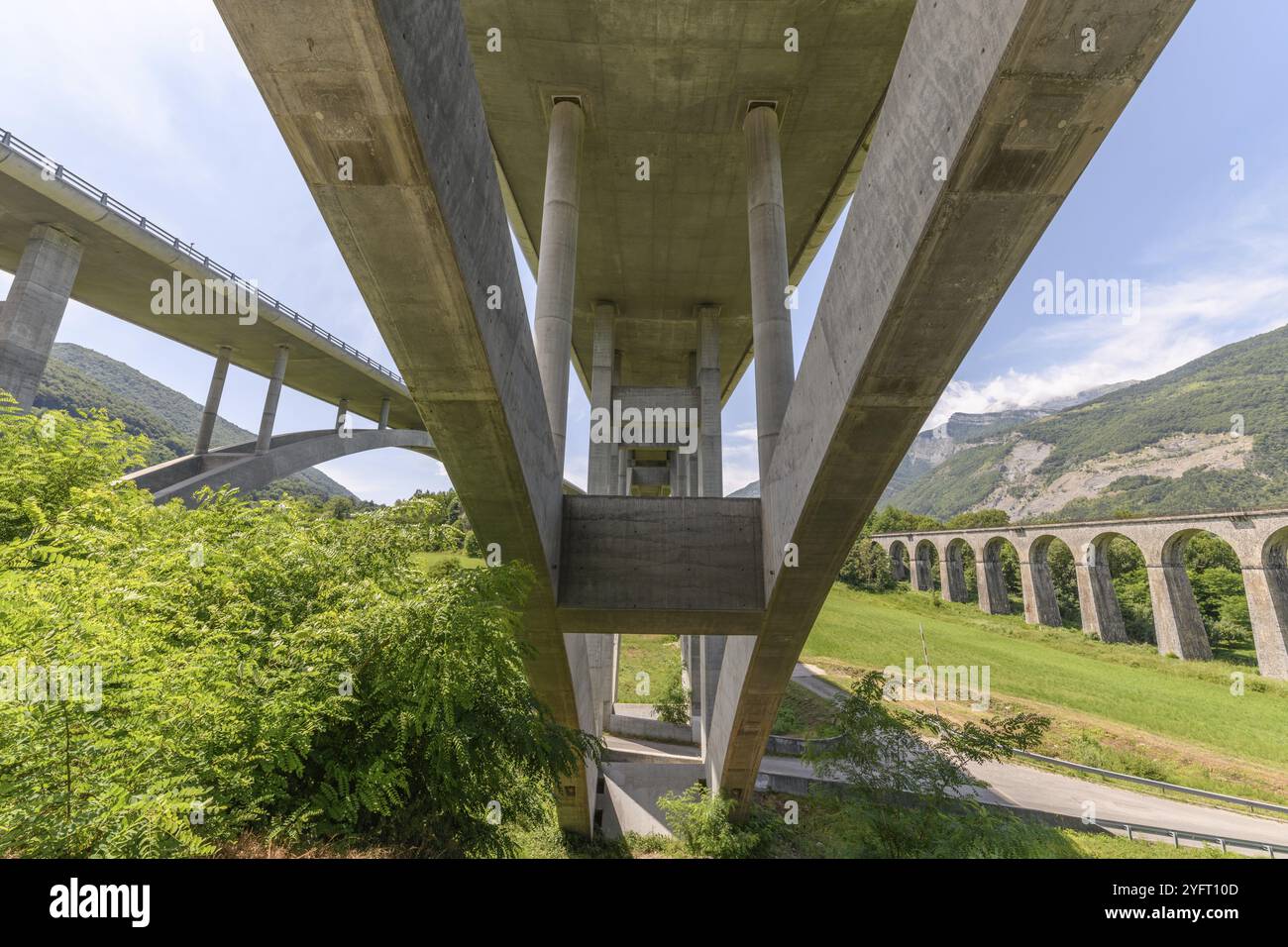 Viadotto ferroviario Crozet e viadotto autostradale Crozet a Isere. Francia. Autostrada A51. Città di Vif Foto Stock