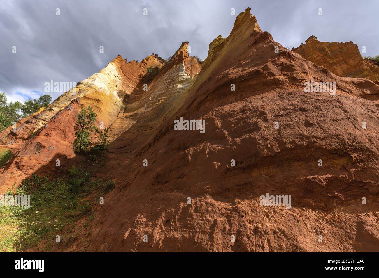 Luberon ocra vicino al villaggio di Roussillon. Meraviglia geologica in Provenza Foto Stock