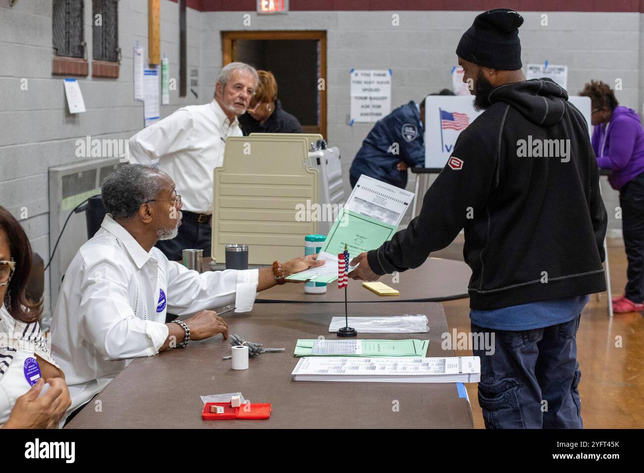 Detroit, Michigan, Stati Uniti. 5 novembre 2024. Un elettore riceve il suo voto per le elezioni presidenziali del 2024 poco dopo l'apertura dei sondaggi alla Chiesa luterana di Bethany. Crediti: Jim West/Alamy Live News Foto Stock