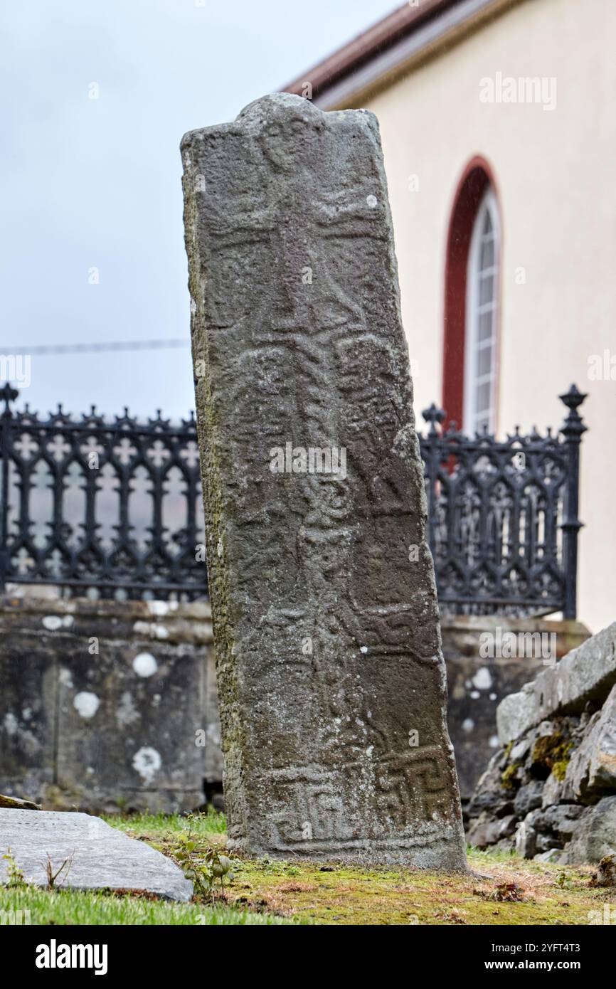 pietra a colonna pietra calendula nel terreno della chiesa donagh chiesa d'irlanda chiesa costruita sul sito della chiesa fondata da san patrizio carndonagh, Foto Stock