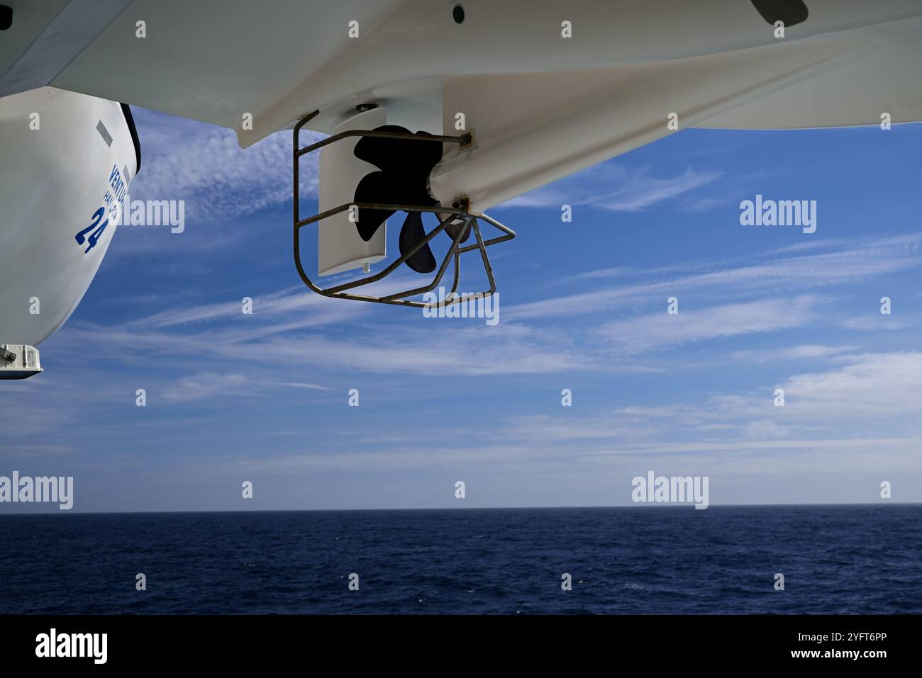 Sotto le scialuppe di salvataggio sul ponte della nave da crociera P&o Ventura in mare. Foto Stock Sotto le scialuppe di salvataggio sul ponte della nave da crociera P&o Ventura in mare. Foto Stock