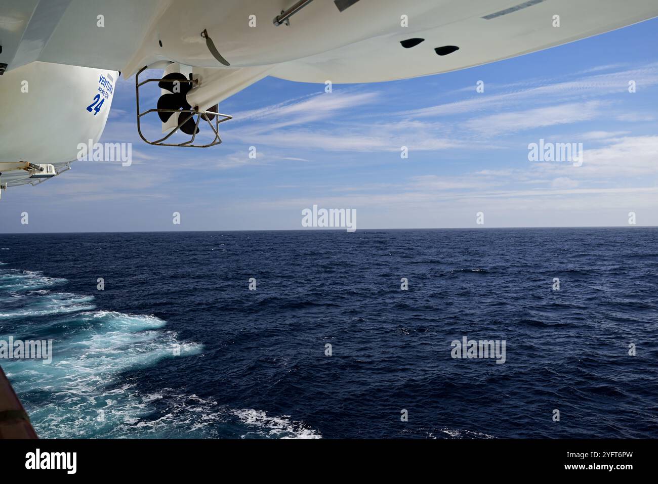 Sotto le scialuppe di salvataggio sul ponte della nave da crociera P&o Ventura in mare. Foto Stock