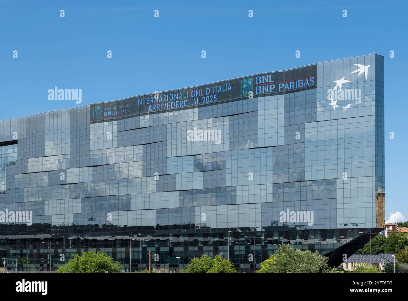 Nuova sede del BNL gruppo BNP Paribas Bank, vicino alla stazione Tiburtina. Proprietà altamente ecosostenibile. Roma, Italia, Europa. Copia spazio Foto Stock