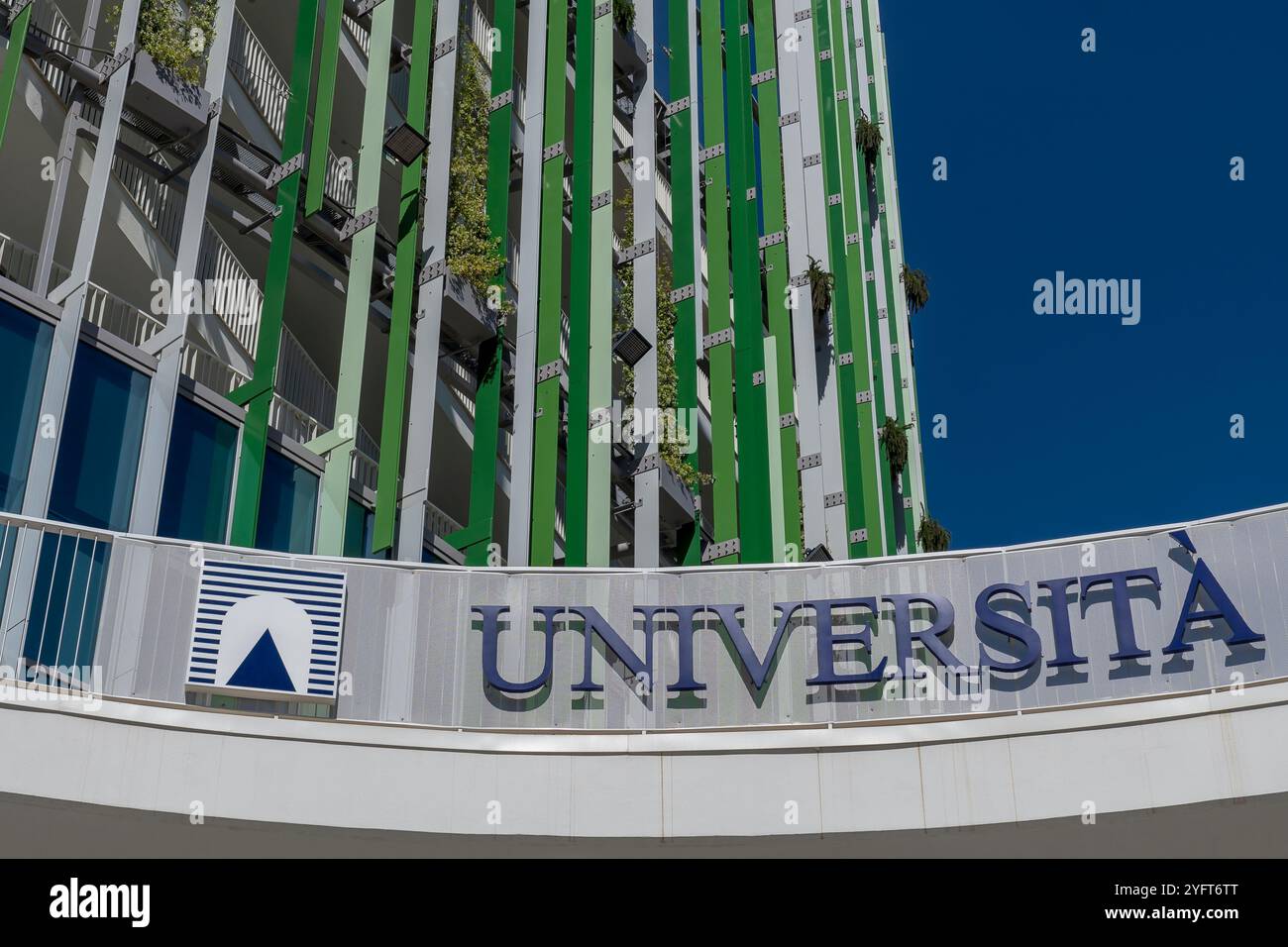 Moderno edificio del Rettorato dell'Università Roma tre. Nuovo punto di riferimento architettonico in Europa che unisce innovazione e sostenibilità. Roma, Italia. Copia spazio Foto Stock