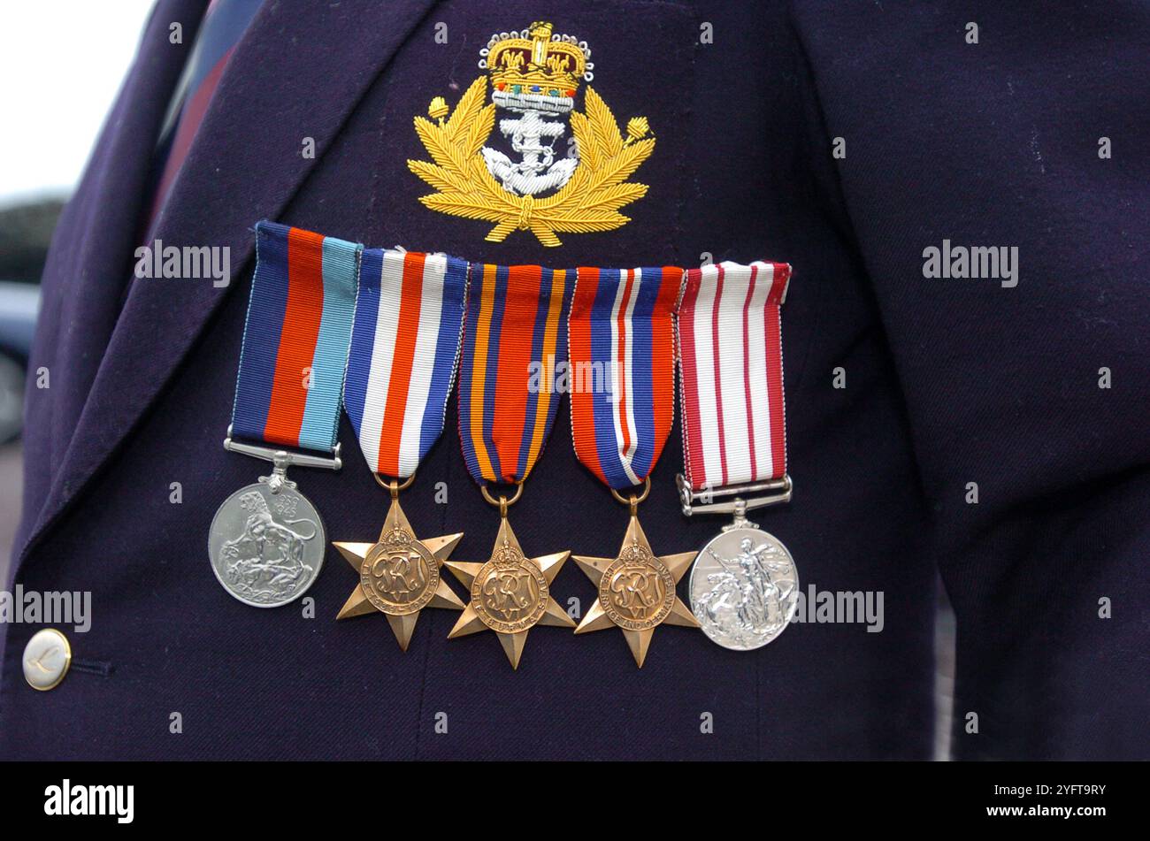 Due medaglie di veterani della Royal Navy durante lo sbarco in Normandia del D-Day. Foto Stock