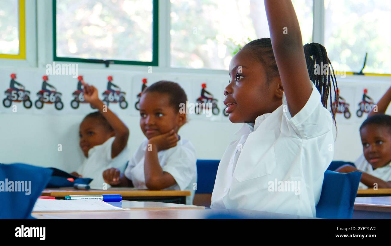 I bambini partecipano attivamente a una discussione in aula. Foto Stock