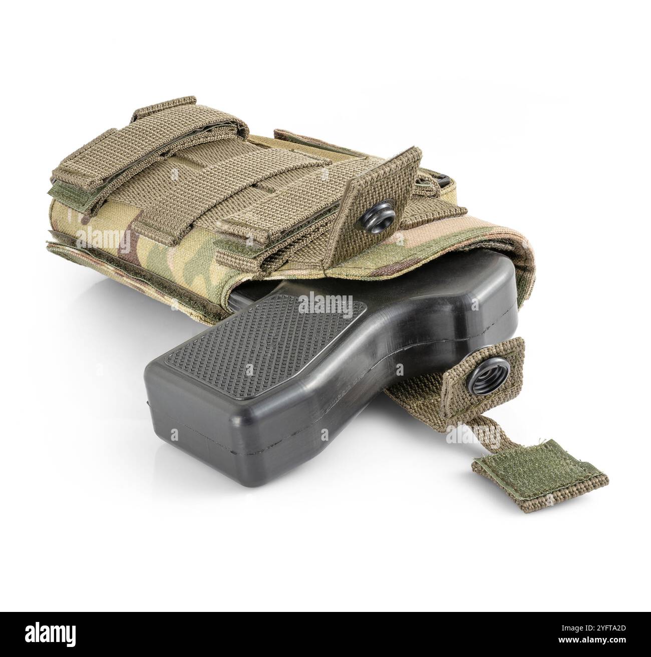 Custodia per pistola. Arma in una custodia su sfondo bianco. Munizioni militari tattiche. Mimetizzazione MultiCam. Foto Stock