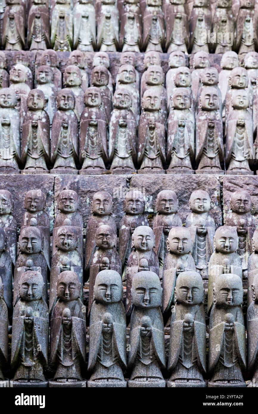 Statue nel tempio buddista Hase-dera a Kamakura, Giappone. © Giorgia De dato Foto Stock