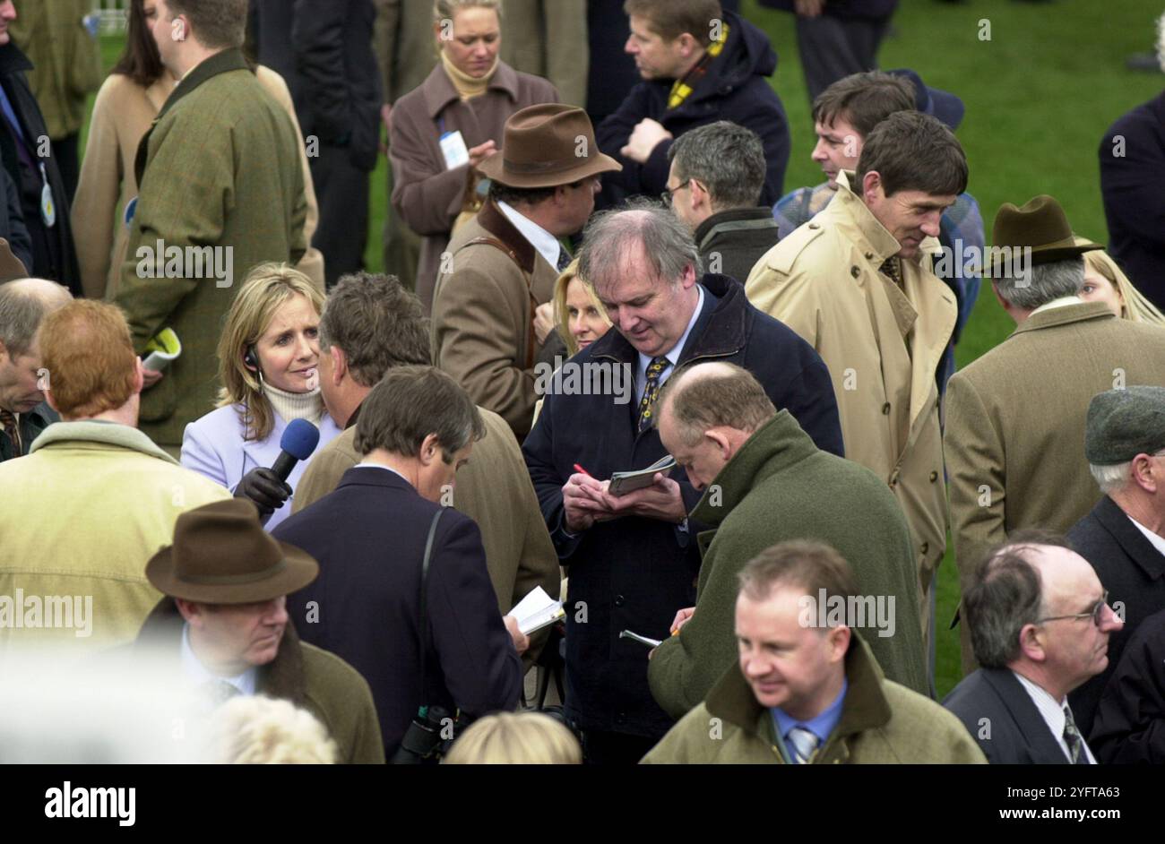 Giornalisti che intervistano proprietari e allenatori al Cheltenham Festival 2003 Foto Stock