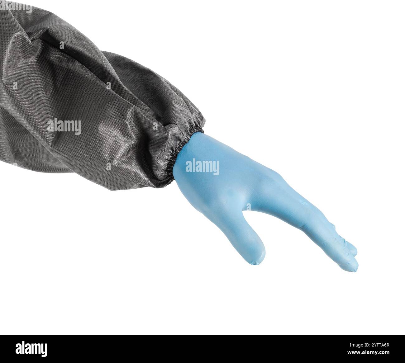 Indossa una tuta di protezione grigia e guanti in gomma blu su sfondo bianco. Il concetto di sicurezza. Foto Stock