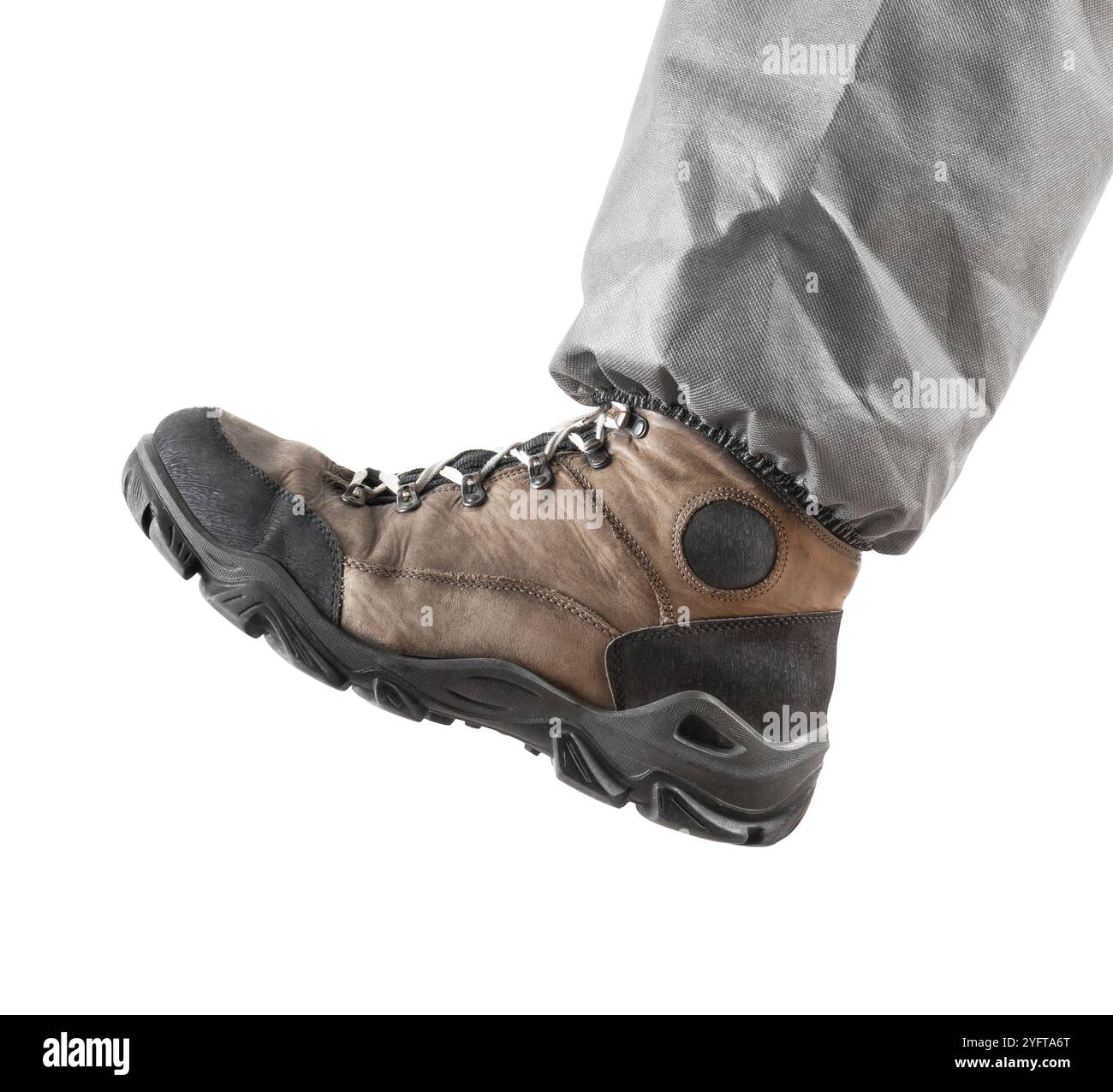 Piede in tuta e scarpe protettive. Il concetto di sicurezza. Foto Stock