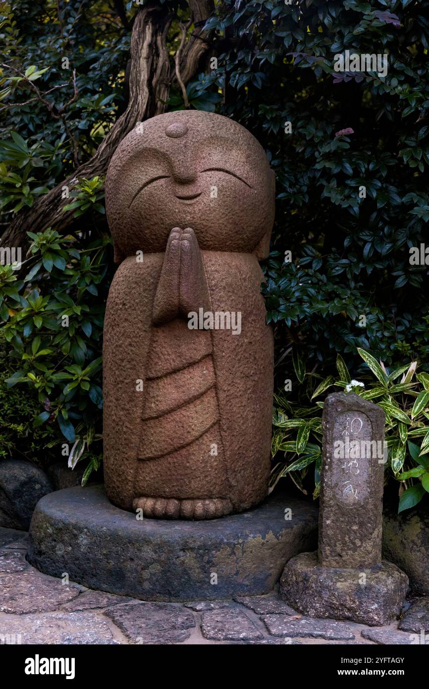 Statue nel tempio buddista Hase-dera a Kamakura, Giappone. © Giorgia De dato Foto Stock