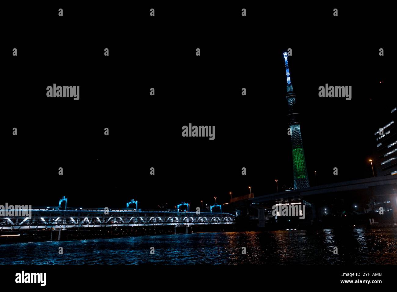 Tokyo Sky Tree e fiume Sumida, paesaggio notturno, Tokyo, Giappone © Giorgia De dato Foto Stock