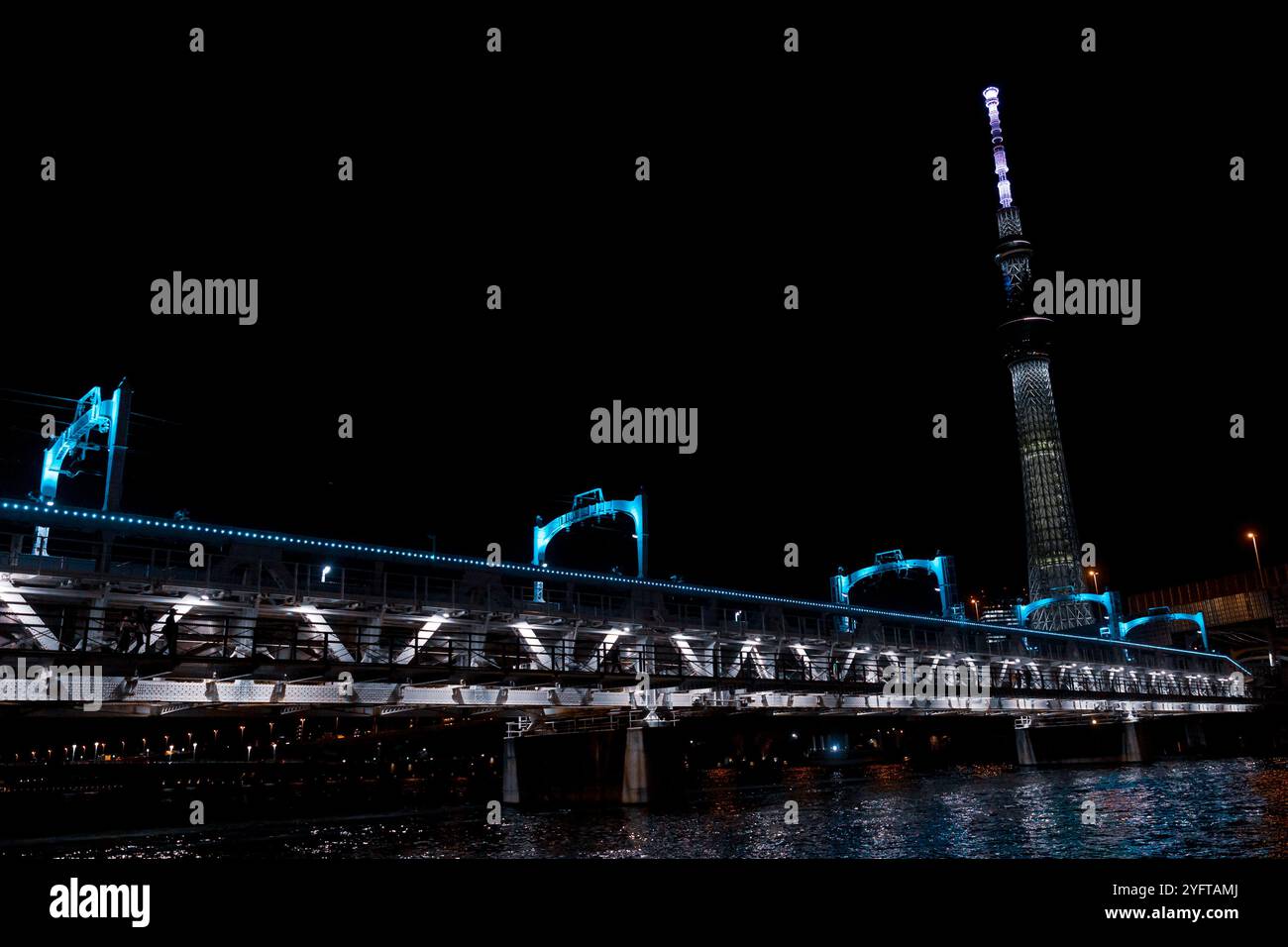 Tokyo Sky Tree e fiume Sumida, paesaggio notturno, Tokyo, Giappone © Giorgia De dato Foto Stock