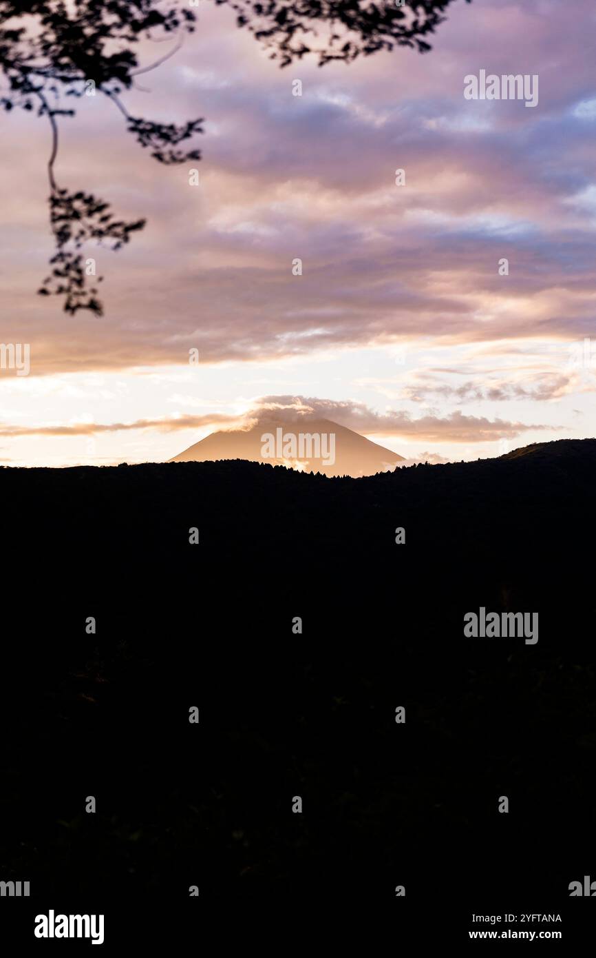 Vista del tramonto sul Monte Fuji dai monti Hakone, Giappone © Giorgia De dato Foto Stock