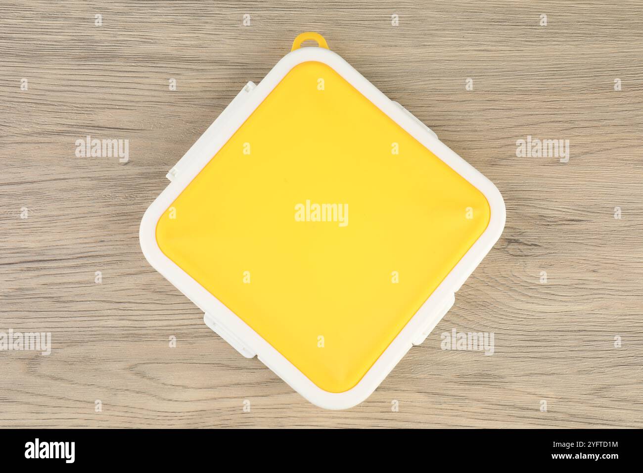 Scatola sandwich in plastica su tavolo in legno, vista dall'alto Foto Stock