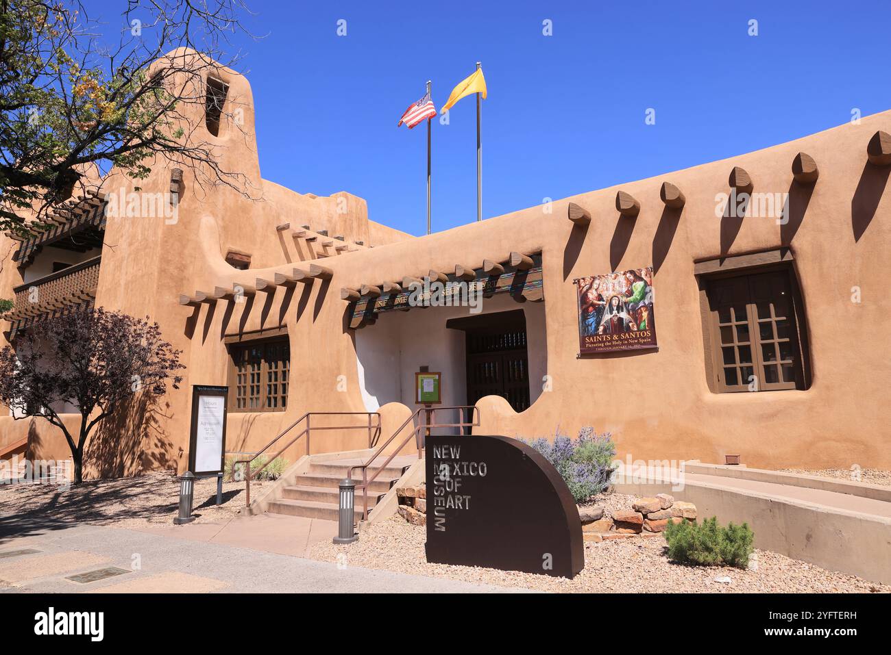 Edificio adobe del New Mexico Museum of Art, a Santa Fe, Stati Uniti Foto Stock