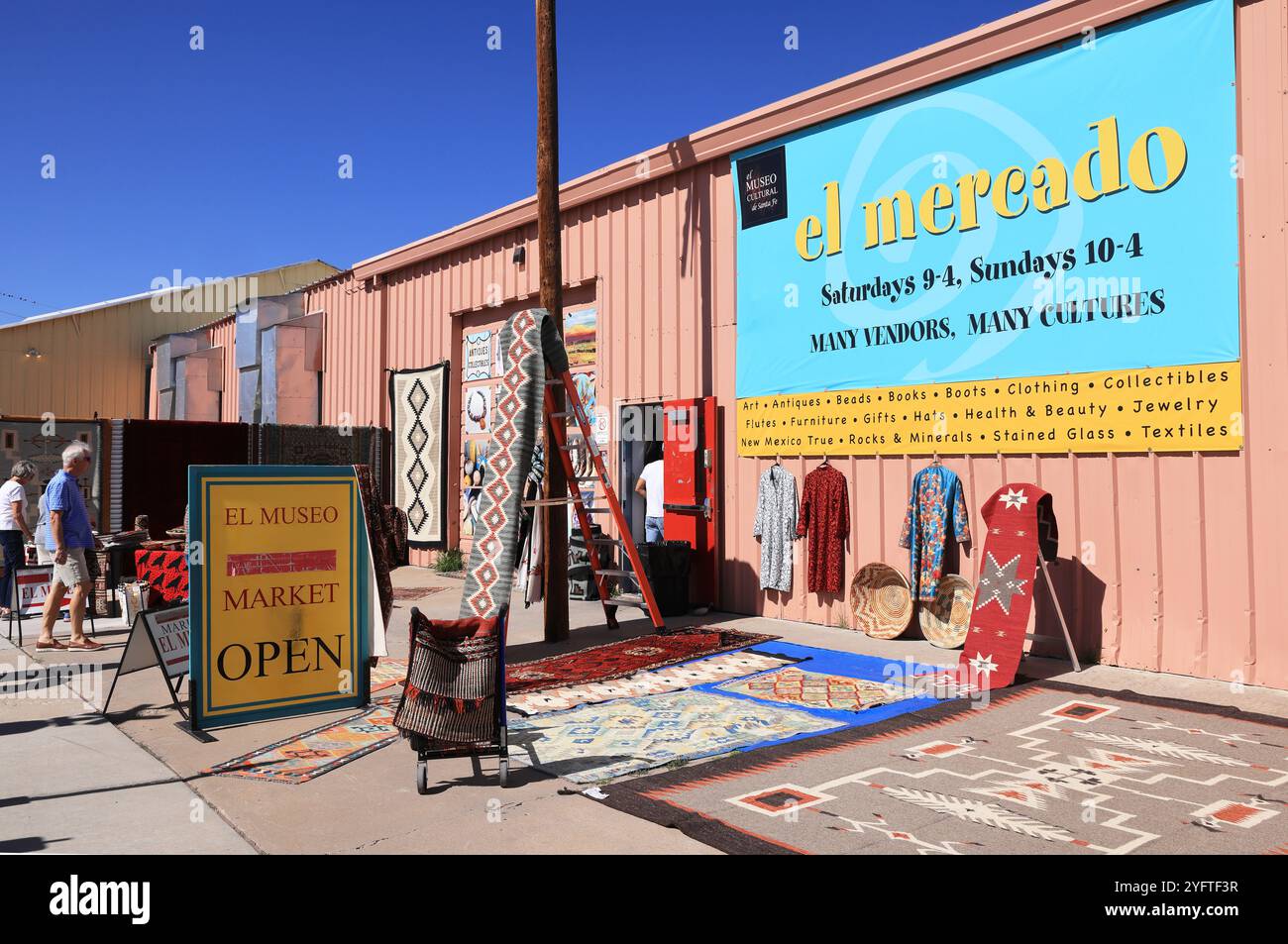 El Museo Cultural Mercado, mercato al coperto durante il fine settimana con molte bancarelle, al Railyard nel New Mexico, USA Foto Stock