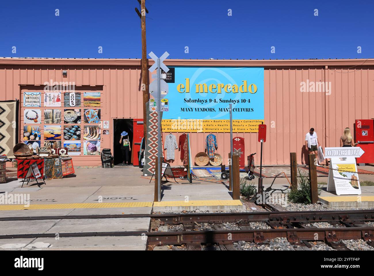 El Museo Cultural Mercado, mercato al coperto durante il fine settimana con molte bancarelle, al Railyard nel New Mexico, USA Foto Stock