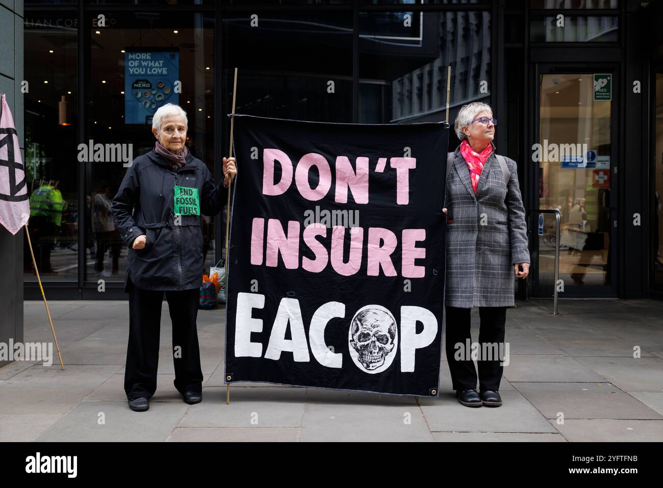 30 ottobre 2024. Città di Londra, Regno Unito. Extinction Rebellion “assicurare la nostra sopravvivenza” protesta. Per tre giorni questa settimana, migliaia di persone che sostengono l’assicurazione di XR la nostra campagna di sopravvivenza invitano gli assicuratori a smettere di assicurare tutti i nuovi progetti in materia di petrolio, gas e carbone. I progetti di combustibili fossili – carbone, gas e petrolio – non possono funzionare senza assicurazione. Questo pone il settore assicurativo in una posizione di potere unico per avere un impatto sul futuro del nostro mondo. Mercoledì si è concentrata sul collasso sociale sotto la pressione del crollo climatico, comprese le inondazioni e la carenza di cibo. Manifestanti vestiti da zombie Foto Stock