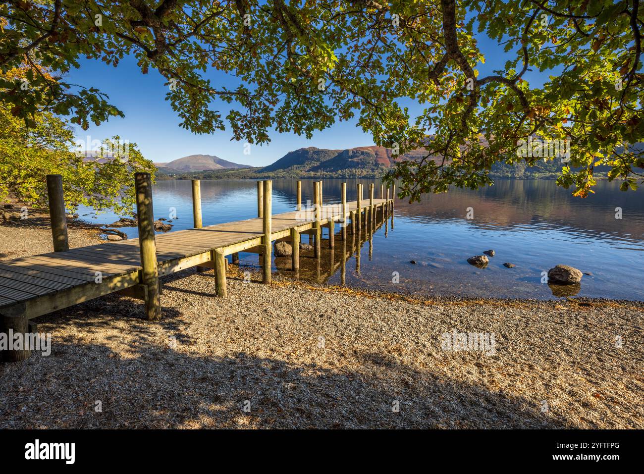 Molo di High Brandelhow sulle rive di Derwent Water, Lake District, Cumbria, Inghilterra Foto Stock