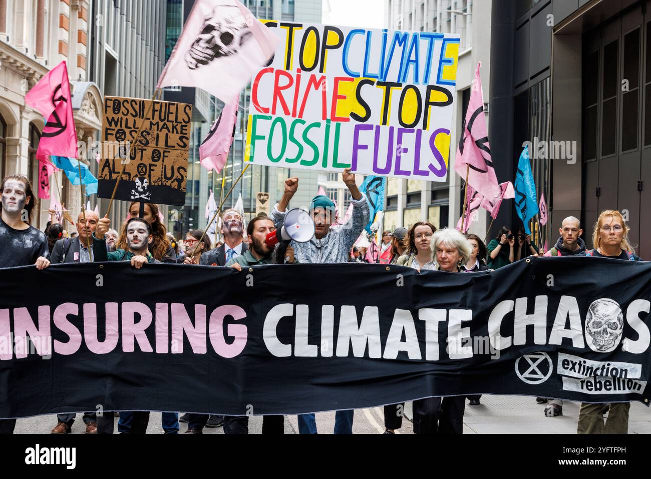 30 ottobre 2024. Città di Londra, Regno Unito. Extinction Rebellion “assicurare la nostra sopravvivenza” protesta. Per tre giorni questa settimana, migliaia di persone che sostengono l’assicurazione di XR la nostra campagna di sopravvivenza invitano gli assicuratori a smettere di assicurare tutti i nuovi progetti in materia di petrolio, gas e carbone. I progetti di combustibili fossili – carbone, gas e petrolio – non possono funzionare senza assicurazione. Questo pone il settore assicurativo in una posizione di potere unico per avere un impatto sul futuro del nostro mondo. Mercoledì si è concentrata sul collasso sociale sotto la pressione del crollo climatico, comprese le inondazioni e la carenza di cibo. Manifestanti vestiti da zombie Foto Stock