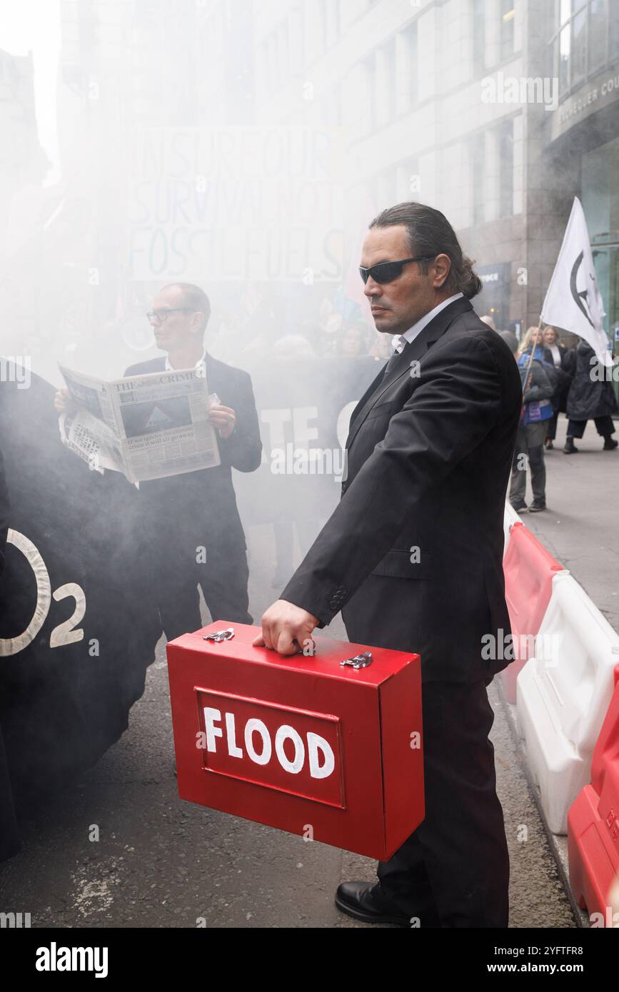 30 ottobre 2024. Città di Londra, Regno Unito. Extinction Rebellion “assicurare la nostra sopravvivenza” protesta. Per tre giorni questa settimana, migliaia di persone che sostengono l’assicurazione di XR la nostra campagna di sopravvivenza invitano gli assicuratori a smettere di assicurare tutti i nuovi progetti in materia di petrolio, gas e carbone. I progetti di combustibili fossili – carbone, gas e petrolio – non possono funzionare senza assicurazione. Questo pone il settore assicurativo in una posizione di potere unico per avere un impatto sul futuro del nostro mondo. Mercoledì si è concentrata sul collasso sociale sotto la pressione del crollo climatico, comprese le inondazioni e la carenza di cibo. Manifestanti vestiti da zombie Foto Stock