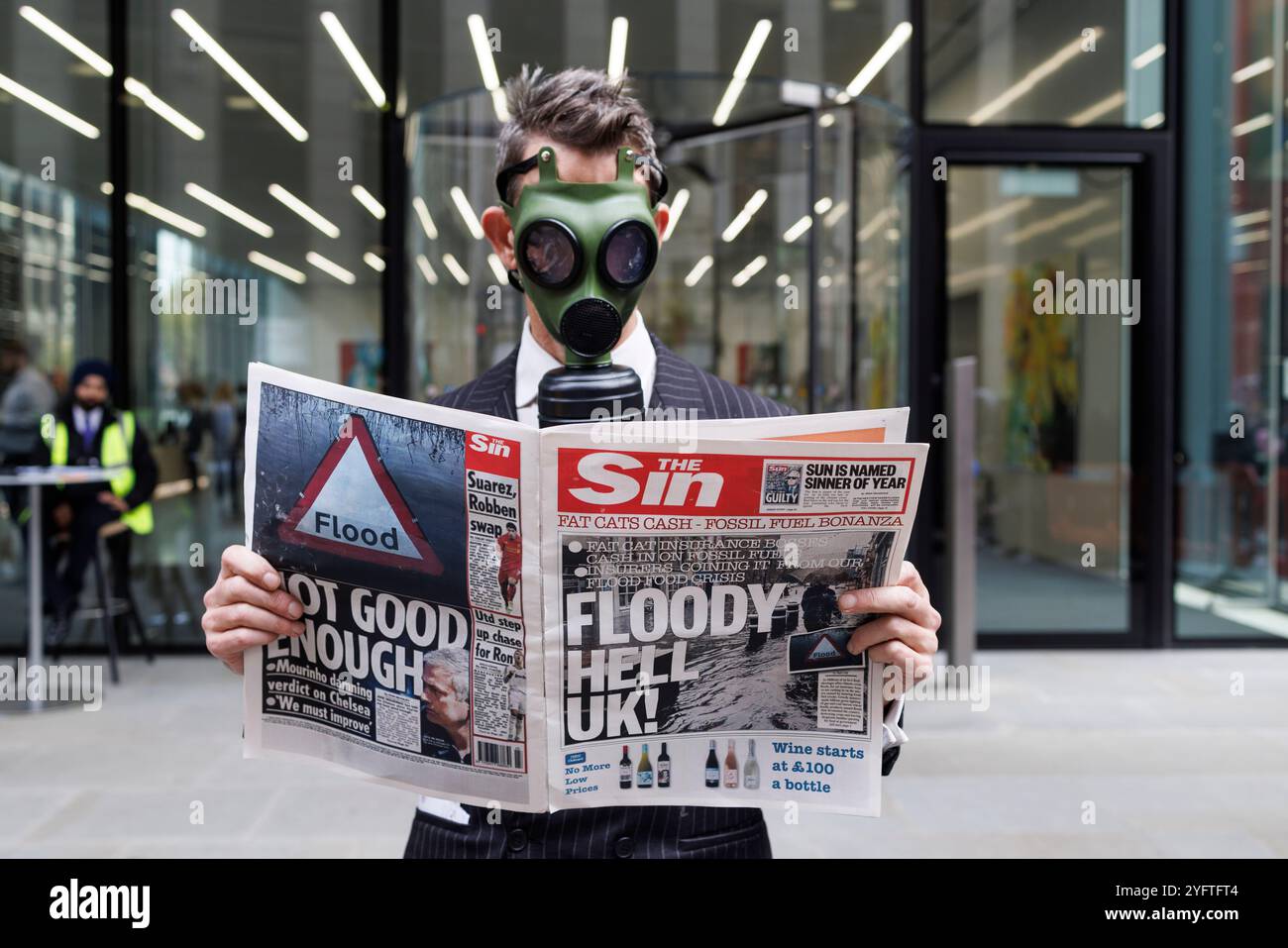 30 ottobre 2024. Città di Londra, Regno Unito. Extinction Rebellion “assicurare la nostra sopravvivenza” protesta. Per tre giorni questa settimana, migliaia di persone che sostengono l’assicurazione di XR la nostra campagna di sopravvivenza invitano gli assicuratori a smettere di assicurare tutti i nuovi progetti in materia di petrolio, gas e carbone. I progetti di combustibili fossili – carbone, gas e petrolio – non possono funzionare senza assicurazione. Questo pone il settore assicurativo in una posizione di potere unico per avere un impatto sul futuro del nostro mondo. Mercoledì si è concentrata sul collasso sociale sotto la pressione del crollo climatico, comprese le inondazioni e la carenza di cibo. Manifestanti vestiti da zombie Foto Stock