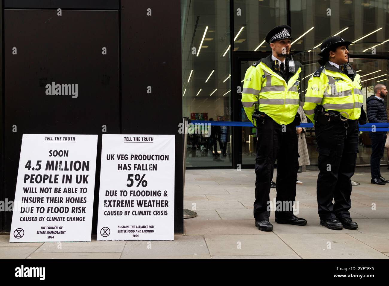 30 ottobre 2024. Città di Londra, Regno Unito. Extinction Rebellion “assicurare la nostra sopravvivenza” protesta. Per tre giorni questa settimana, migliaia di persone che sostengono l’assicurazione di XR la nostra campagna di sopravvivenza invitano gli assicuratori a smettere di assicurare tutti i nuovi progetti in materia di petrolio, gas e carbone. I progetti di combustibili fossili – carbone, gas e petrolio – non possono funzionare senza assicurazione. Questo pone il settore assicurativo in una posizione di potere unico per avere un impatto sul futuro del nostro mondo. Mercoledì si è concentrata sul collasso sociale sotto la pressione del crollo climatico, comprese le inondazioni e la carenza di cibo. Manifestanti vestiti da zombie Foto Stock