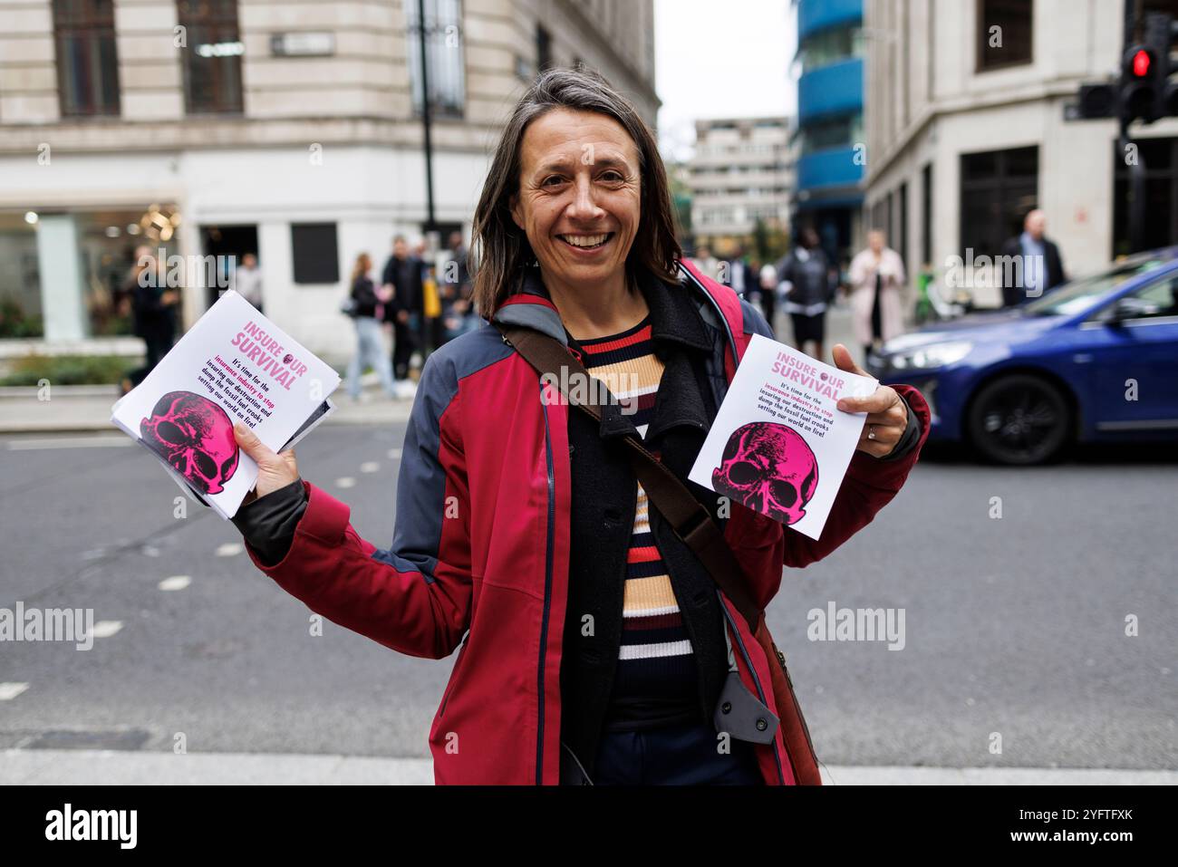 30 ottobre 2024. Città di Londra, Regno Unito. Extinction Rebellion “assicurare la nostra sopravvivenza” protesta. Per tre giorni questa settimana, migliaia di persone che sostengono l’assicurazione di XR la nostra campagna di sopravvivenza invitano gli assicuratori a smettere di assicurare tutti i nuovi progetti in materia di petrolio, gas e carbone. I progetti di combustibili fossili – carbone, gas e petrolio – non possono funzionare senza assicurazione. Questo pone il settore assicurativo in una posizione di potere unico per avere un impatto sul futuro del nostro mondo. Mercoledì si è concentrata sul collasso sociale sotto la pressione del crollo climatico, comprese le inondazioni e la carenza di cibo. Manifestanti vestiti da zombie Foto Stock