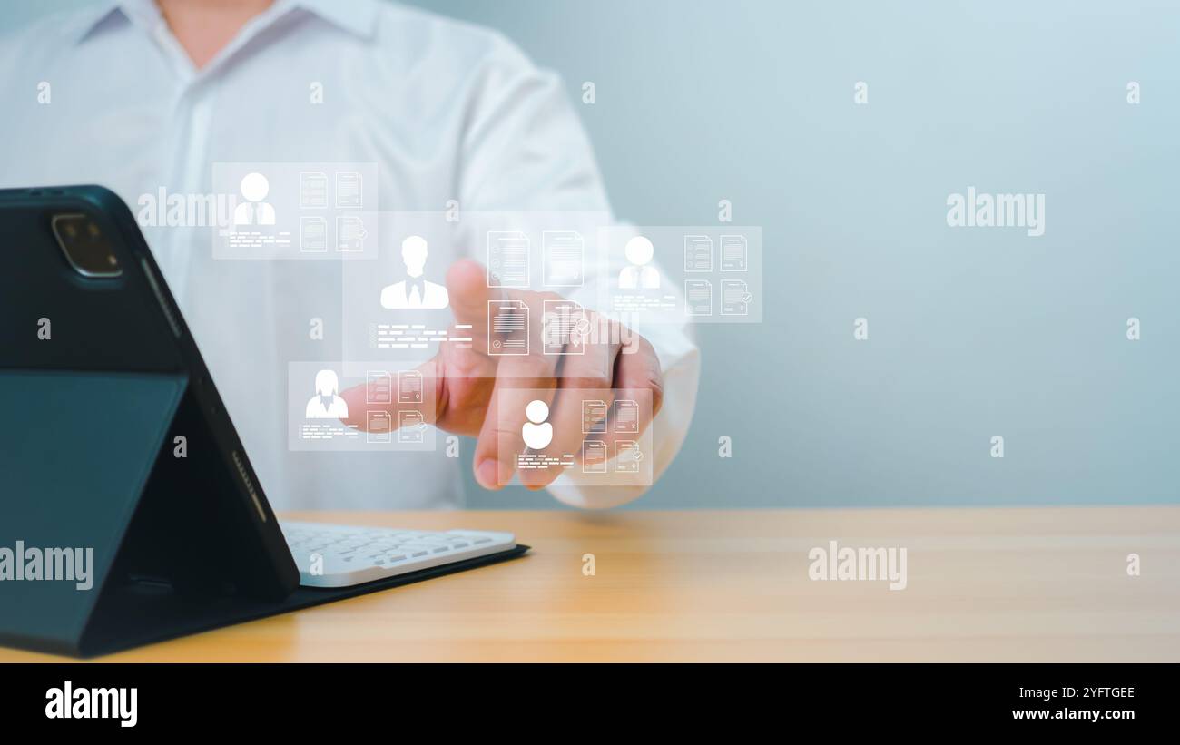 HR, HRM, concetto di gestione delle risorse umane. Controllare il curriculum, le informazioni sui dipendenti di screening, i candidati al lavoro e i dipendenti devono completare il sondaggio online f Foto Stock