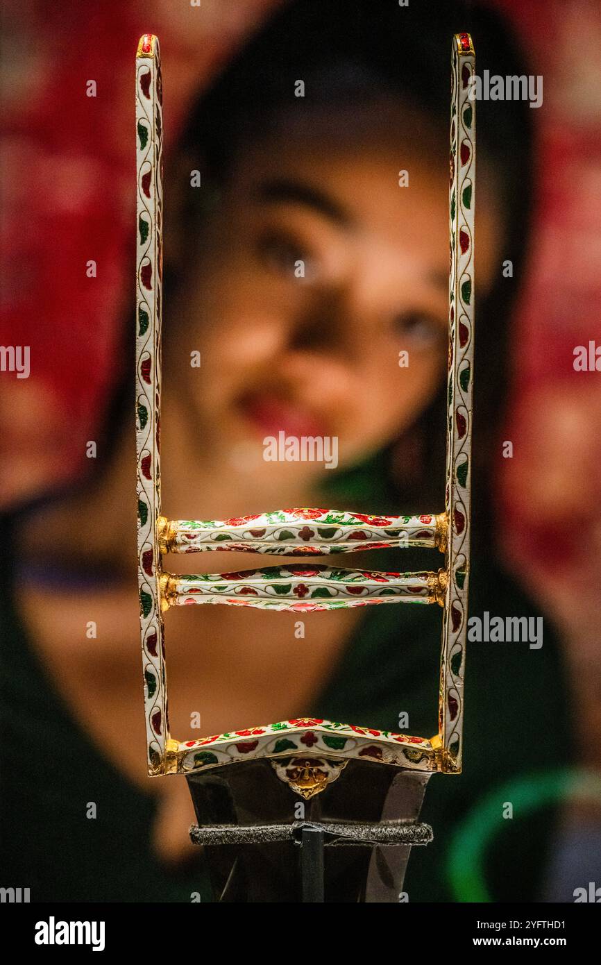 Londra, Regno Unito. 5 novembre 2024. Un pugnale (katar), circa 1640-60 e altri oggetti - i grandi Mughals: Arte, architettura e opulenza - una nuova mostra al V&A South Kensington. Presenta le realizzazioni artistiche dell'età d'oro della corte moghul (c.1560-1660) durante i regni dei suoi imperatori più famosi: Akbar, Jahangir e Shah Jahan. Apre sabato 9 novembre. Presenterà oltre 200 oggetti che celebrano l'artigianato e la creatività dei laboratori di corte. Crediti: Guy Bell/Alamy Live News Foto Stock