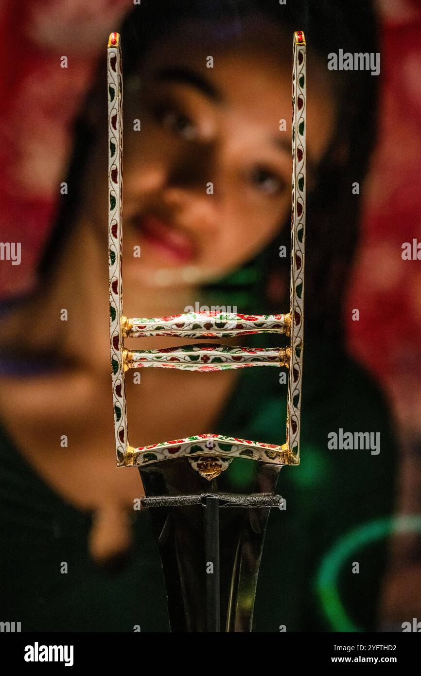 Londra, Regno Unito. 5 novembre 2024. Un pugnale (katar), circa 1640-60 e altri oggetti - i grandi Mughals: Arte, architettura e opulenza - una nuova mostra al V&A South Kensington. Presenta le realizzazioni artistiche dell'età d'oro della corte moghul (c.1560-1660) durante i regni dei suoi imperatori più famosi: Akbar, Jahangir e Shah Jahan. Apre sabato 9 novembre. Presenterà oltre 200 oggetti che celebrano l'artigianato e la creatività dei laboratori di corte. Crediti: Guy Bell/Alamy Live News Foto Stock