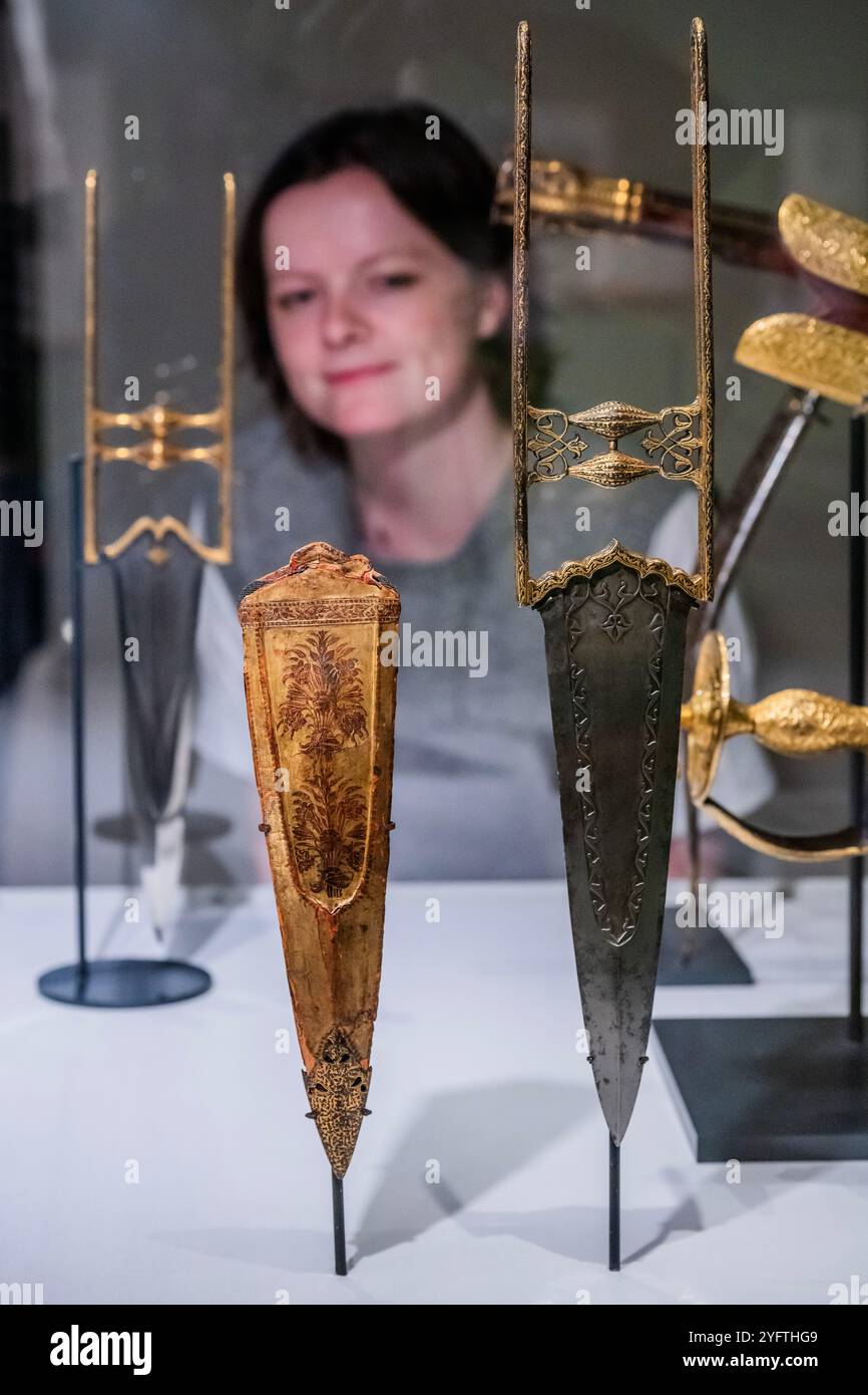 Londra, Regno Unito. 5 novembre 2024. Pugnale (katar) e guaina, circa 1650-90 e altri oggetti - i grandi Mughals: Arte, architettura e opulenza - una nuova mostra al V&A South Kensington. Presenta le realizzazioni artistiche dell'età d'oro della corte moghul (c.1560-1660) durante i regni dei suoi imperatori più famosi: Akbar, Jahangir e Shah Jahan. Apre sabato 9 novembre. Presenterà oltre 200 oggetti che celebrano l'artigianato e la creatività dei laboratori di corte. Crediti: Guy Bell/Alamy Live News Foto Stock