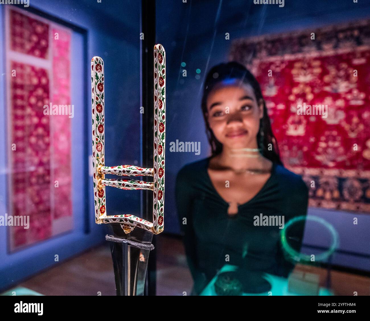 Londra, Regno Unito. 5 novembre 2024. Un pugnale (katar), circa 1640-60 e altri oggetti - i grandi Mughals: Arte, architettura e opulenza - una nuova mostra al V&A South Kensington. Presenta le realizzazioni artistiche dell'età d'oro della corte moghul (c.1560-1660) durante i regni dei suoi imperatori più famosi: Akbar, Jahangir e Shah Jahan. Apre sabato 9 novembre. Presenterà oltre 200 oggetti che celebrano l'artigianato e la creatività dei laboratori di corte. Crediti: Guy Bell/Alamy Live News Foto Stock
