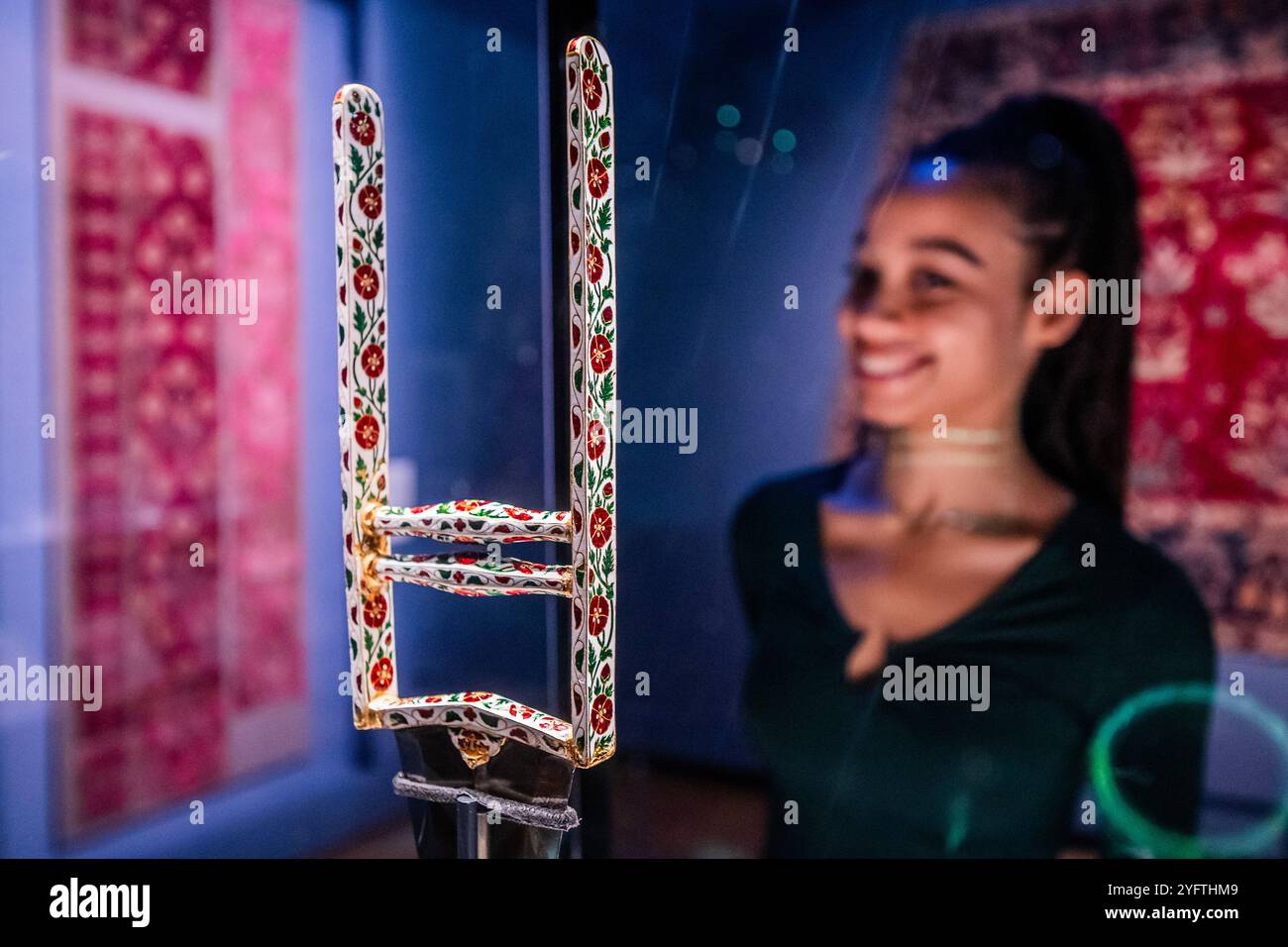 Londra, Regno Unito. 5 novembre 2024. Un pugnale (katar), circa 1640-60 e altri oggetti - i grandi Mughals: Arte, architettura e opulenza - una nuova mostra al V&A South Kensington. Presenta le realizzazioni artistiche dell'età d'oro della corte moghul (c.1560-1660) durante i regni dei suoi imperatori più famosi: Akbar, Jahangir e Shah Jahan. Apre sabato 9 novembre. Presenterà oltre 200 oggetti che celebrano l'artigianato e la creatività dei laboratori di corte. Crediti: Guy Bell/Alamy Live News Foto Stock