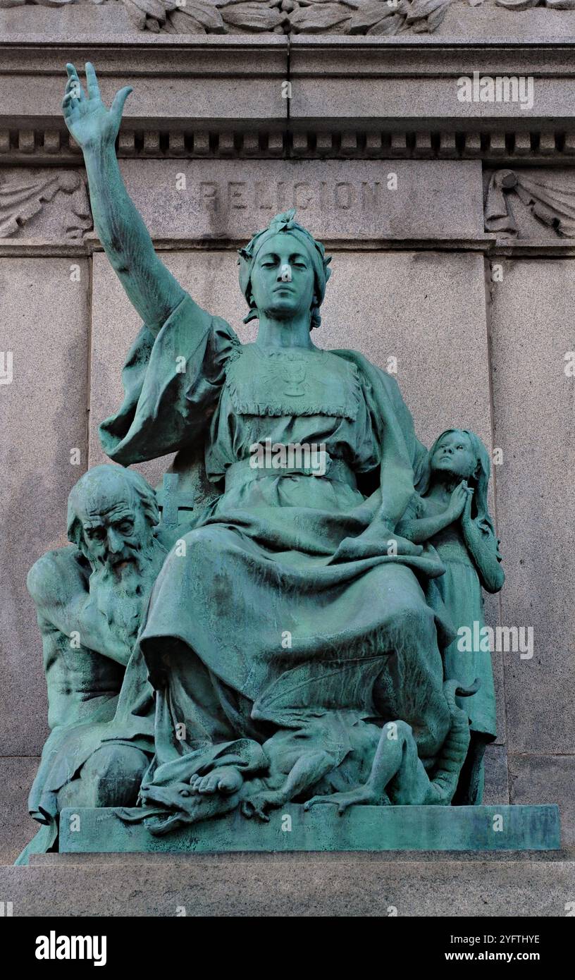 Una scultura che rappresenta la religione fa parte del monumento al vescovo Ignace Bourget fuori dalla cattedrale di Montréal, la regina del mondo. Foto Stock