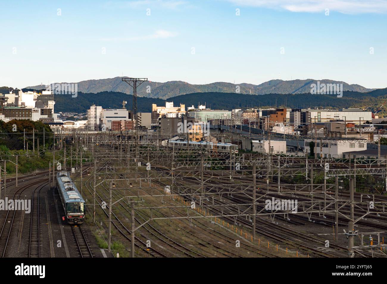 Vista dal Museo ferroviario di Kyoto, paesaggio con ferrovie e treni (shinkansen), Kyoto, Giappone © Giorgia De dato Foto Stock