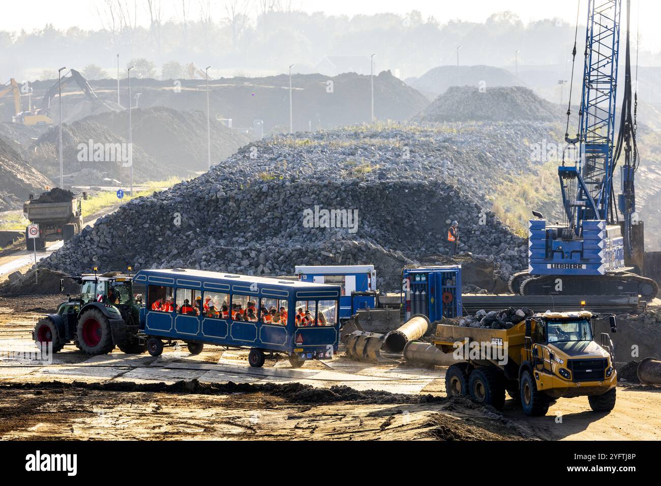 BERG AAN DE MAAS - il Dipartimento dei lavori pubblici ha iniziato a scavare il Canale di Juliana tra Berg aan de Maas e Obbicht. Il traffico di spedizione attraverso il canale è bloccato per rimuovere uno strato di limo e ricoprire nuovamente il fondo e i lati. Il canale nel Limburgo sarà quindi adatto per le navi più grandi. ANP MARCEL VAN HOORN netherlands Out - belgio Out Foto Stock