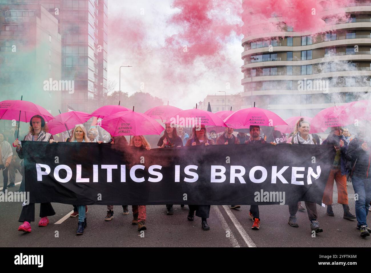 2 novembre 2024. Palestine Solidarity Coalition march, Londra, Regno Unito. Il blocco “la politica è rotta” Just Stop Oil la campagna “Umbrella” ha cinque richieste: Smettere di armare Israele, tassare i ricchi, basta fermare il petrolio entro il 2023, sostituire la camera dei Lord con una camera del popolo e porre fine alla corruzione politica. Foto Stock