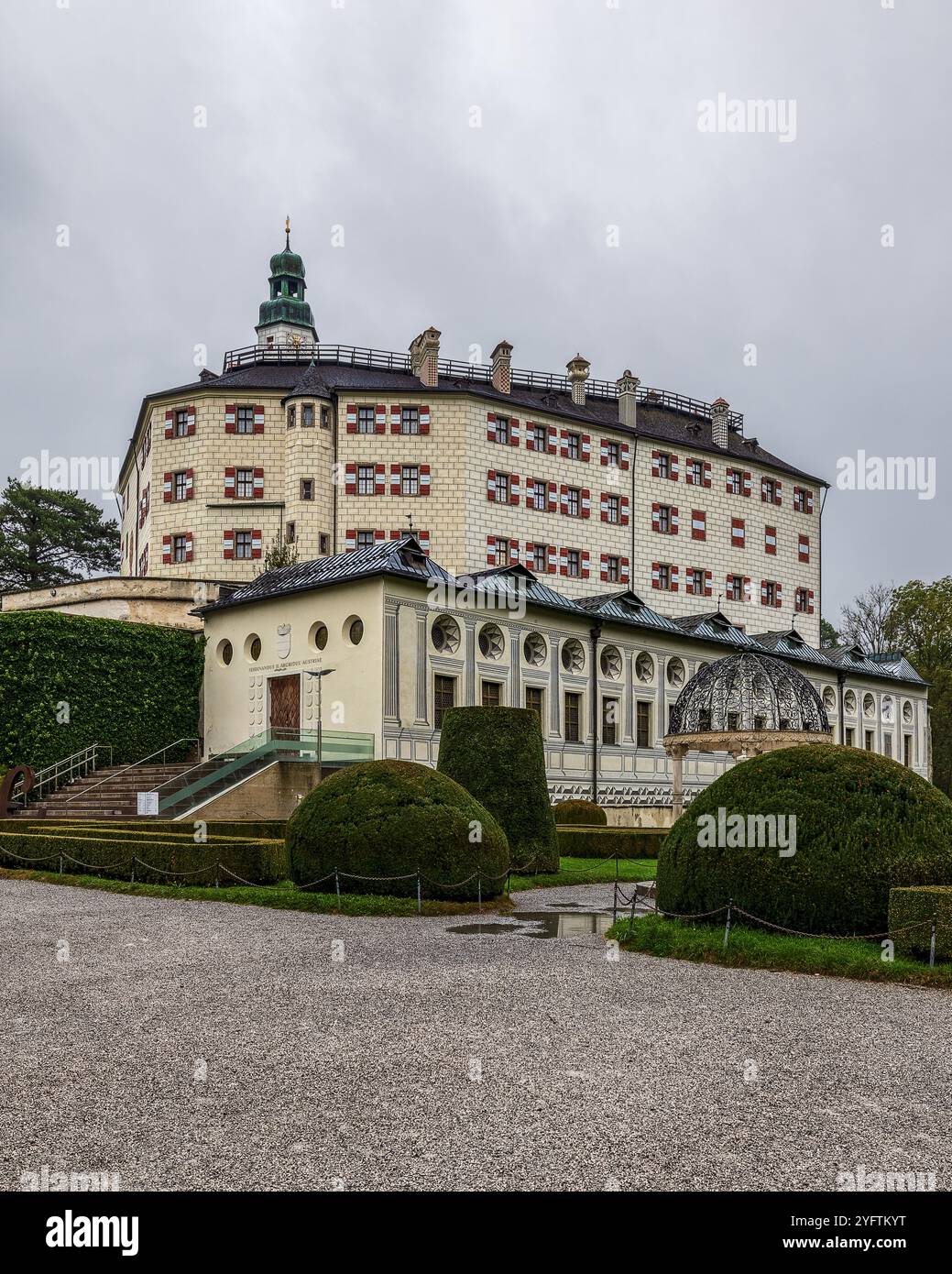 L'imponente castello Ambras di Innsbruck Foto Stock