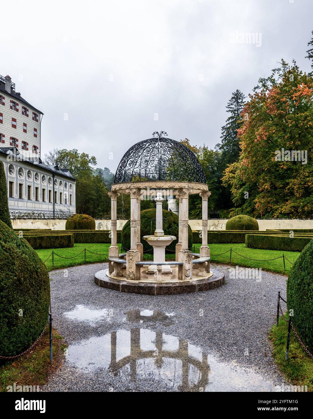 L'imponente castello Ambras di Innsbruck Foto Stock