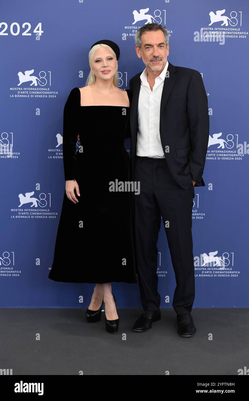 Lady Gaga e il regista Todd Phillips partecipano alla fotocall "Joker: Folie A Deux" durante la 81a Mostra Internazionale d'Arte cinematografica di Venezia al Palazzo del Casino di Venezia. Foto Stock