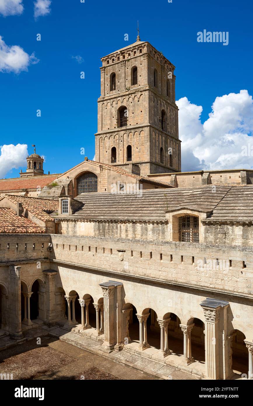 La torre e i chiostri dell'antica chiesa romanica di Saint Trophime, Arles, Provenza, Francia meridionale Foto Stock